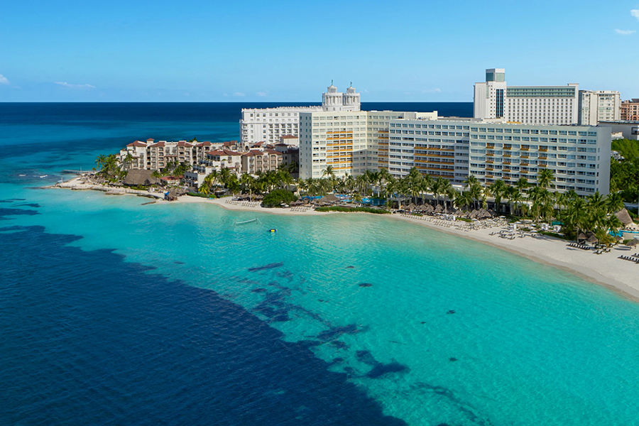 Stunning beachfront resort with a tranquil atmosphere, white sand beaches, and panoramic ocean views in the heart of Cancun.