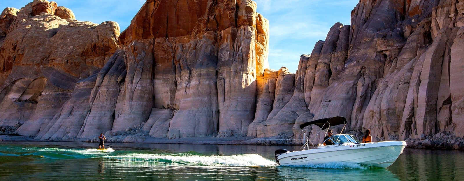 Lake Powell Scenic View: Marvel at the scenic beauty of Lake Powell, known as ‘the most scenic lake in America’, with its colorful sandstone canyons and coves.