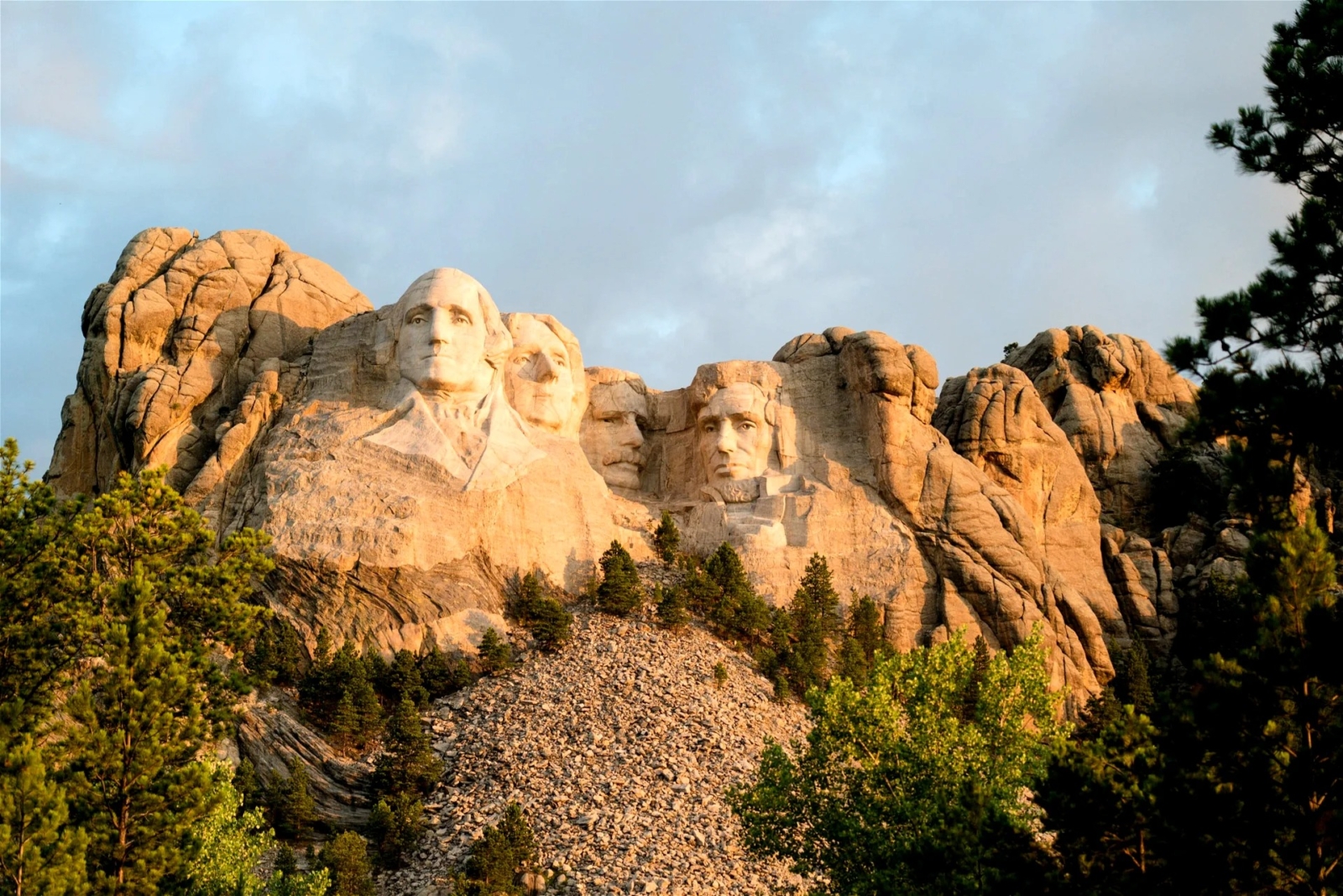 Mount Rushmore National Memorial: Explore the iconic Mount Rushmore National Memorial, featuring Gutzon Borglum’s presidential sculpture, in South Dakota.