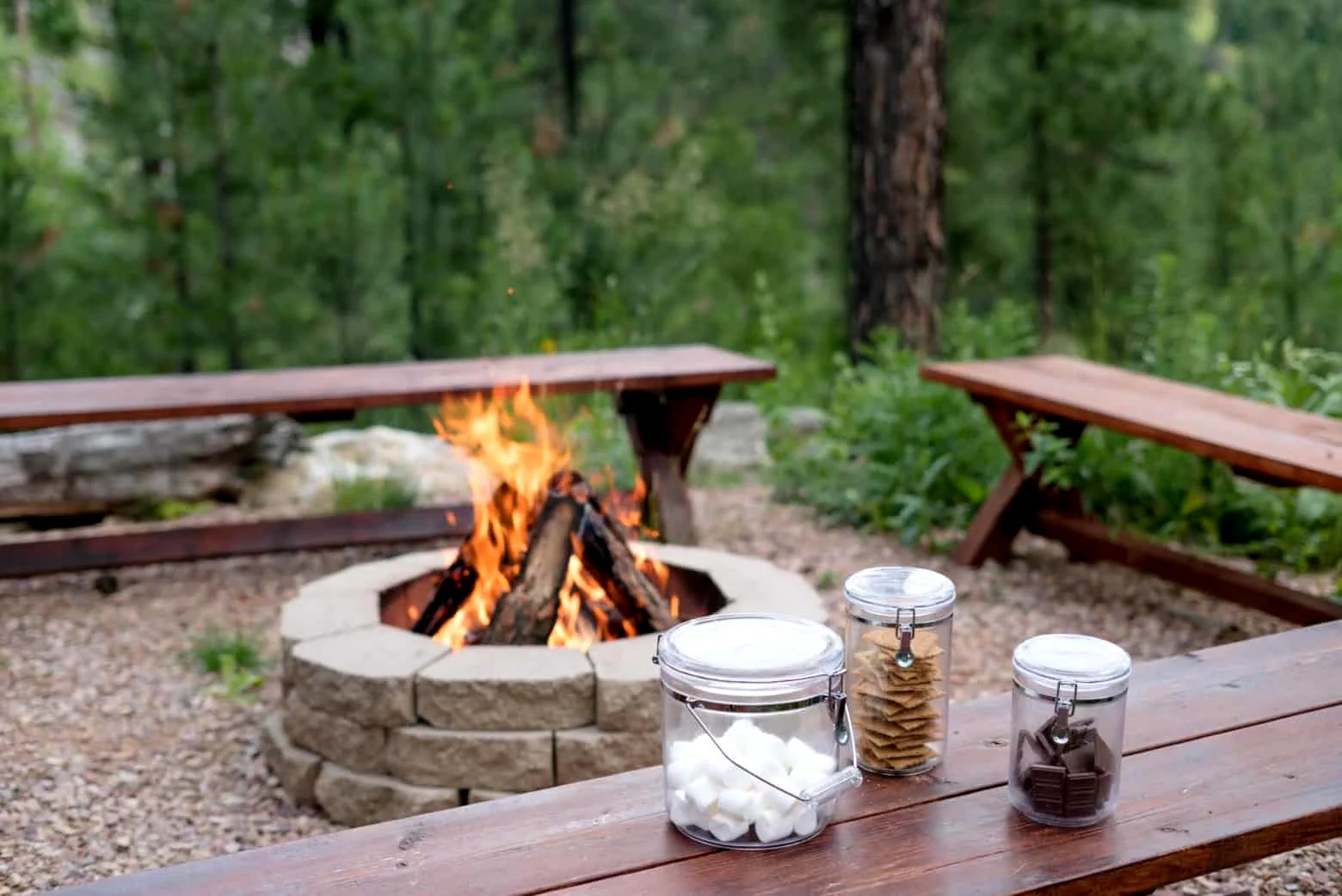 Campfire S’mores and Live Music: Enjoy complimentary campfire s'mores and live music at an upscale glamping resort near Mount Rushmore.